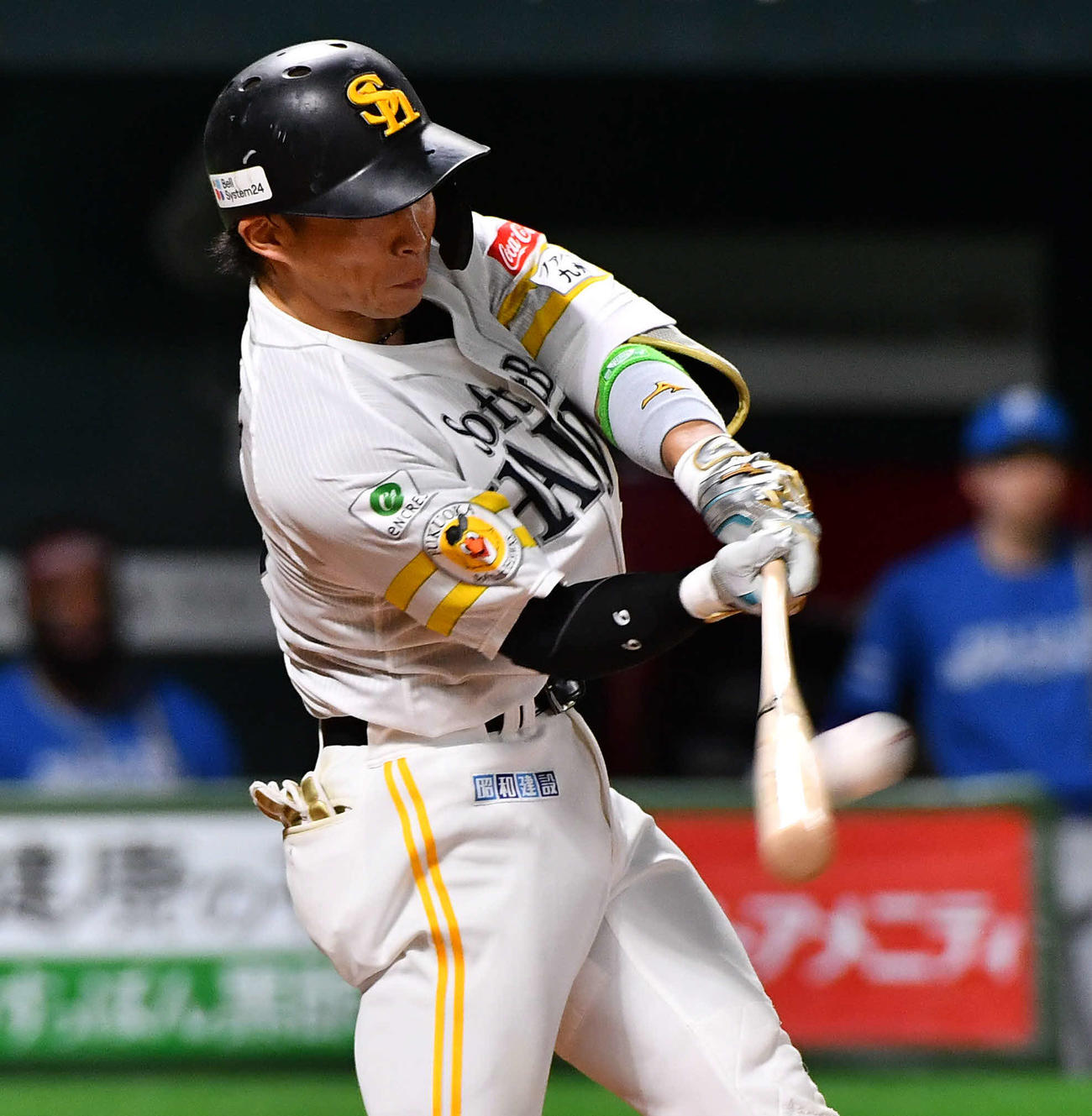 ソフトバンク対日本ハム　7回裏ソフトバンク無死、野村は左中間へ先制本塁打を放つ（撮影・岩下翔太）