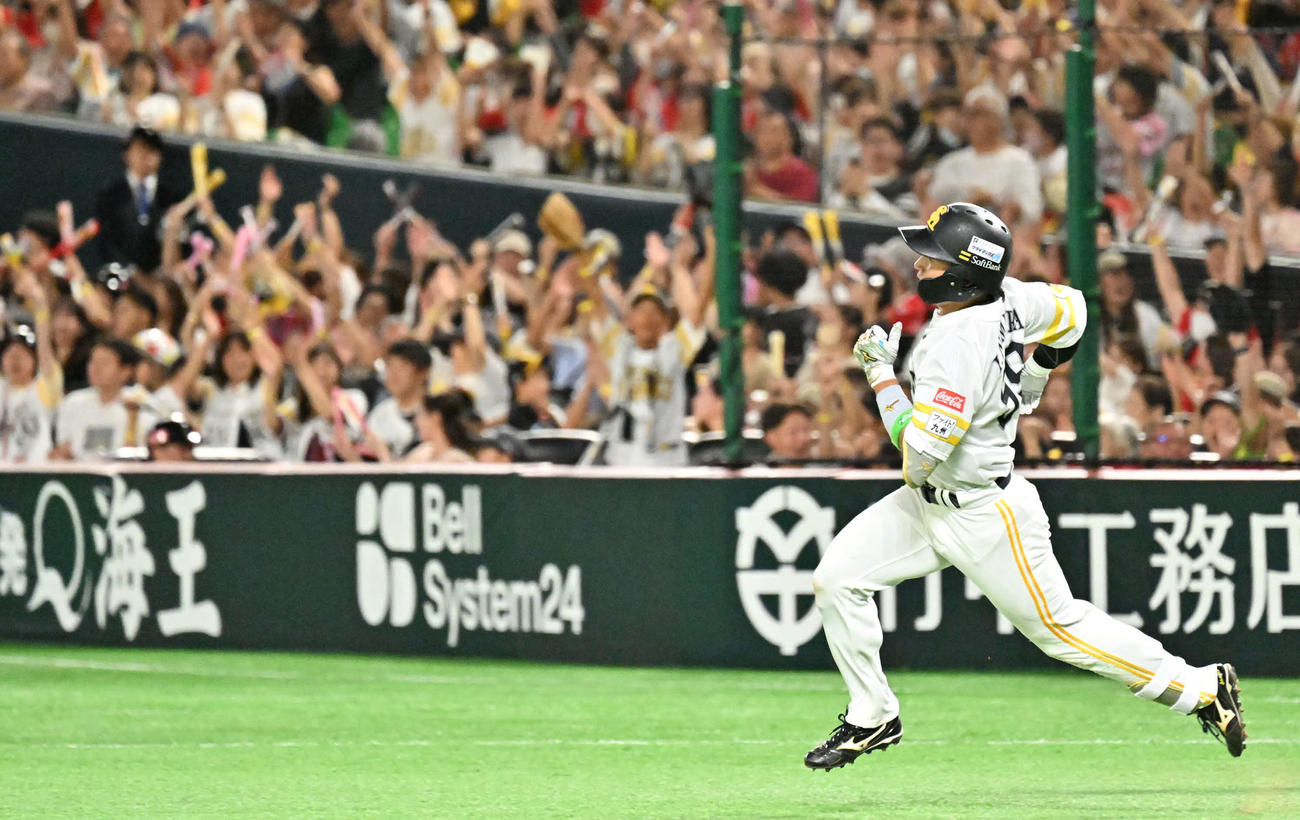 ソフトバンク対日本ハム　7回裏ソフトバンク無死、野村は先制本塁打を放つ（撮影・林敢治）