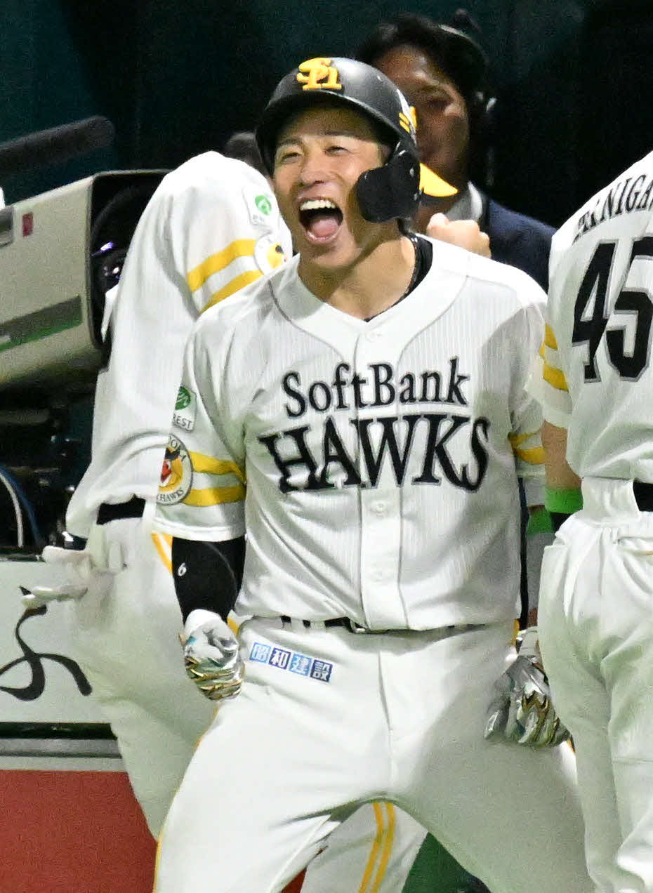 ソフトバンク対日本ハム　7回裏ソフトバンク無死、野村は先制本塁打を放つ（撮影・林敢治）