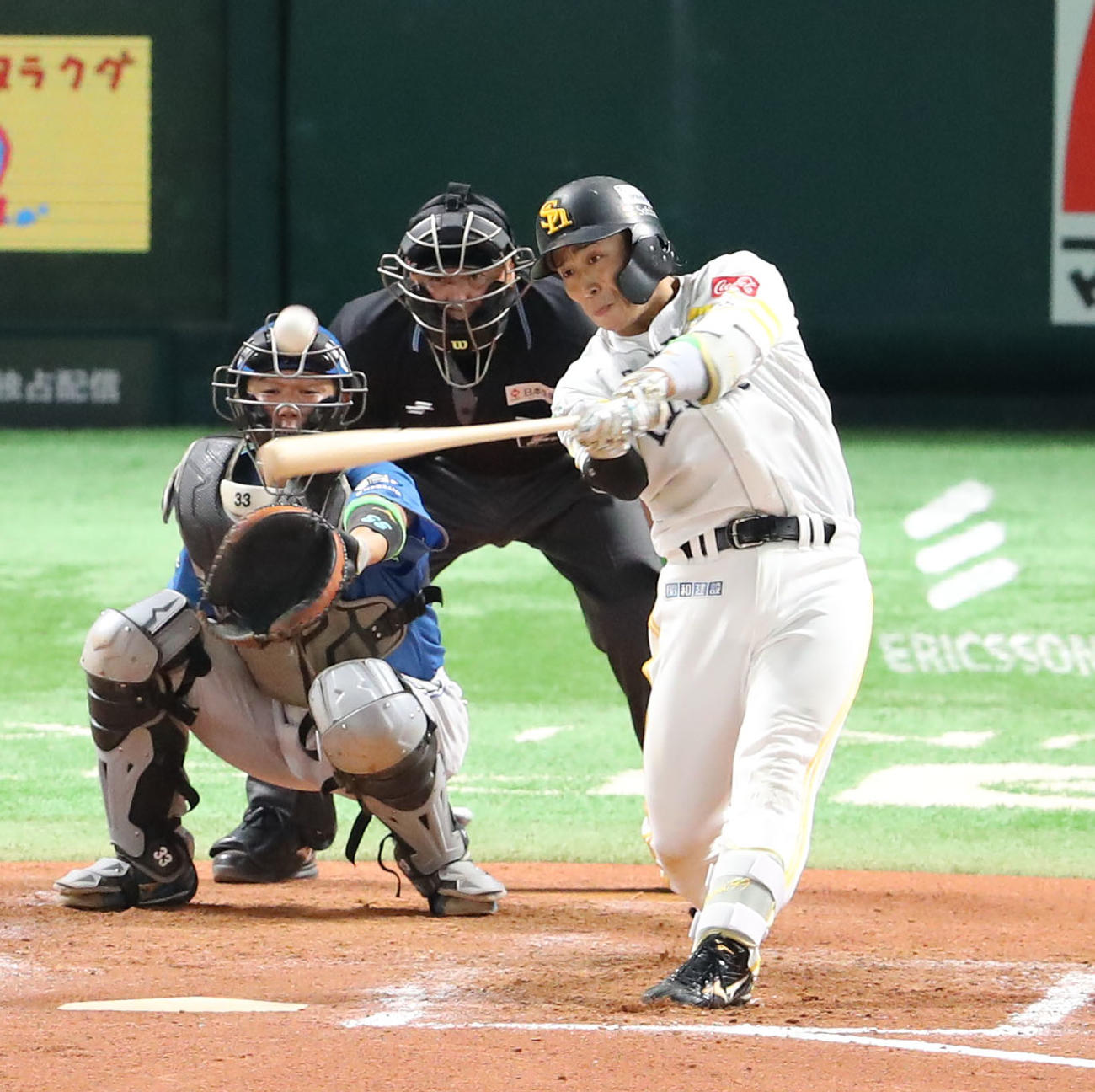 ソフトバンク対日本ハム　7回裏ソフトバンク無死、野村は左中間に先制本塁打を放つ（撮影・梅根麻紀）