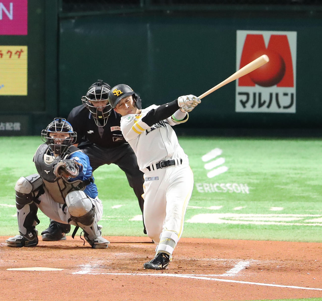 ソフトバンク対日本ハム　7回裏ソフトバンク無死、野村は左中間に先制本塁打を放つ（撮影・梅根麻紀）