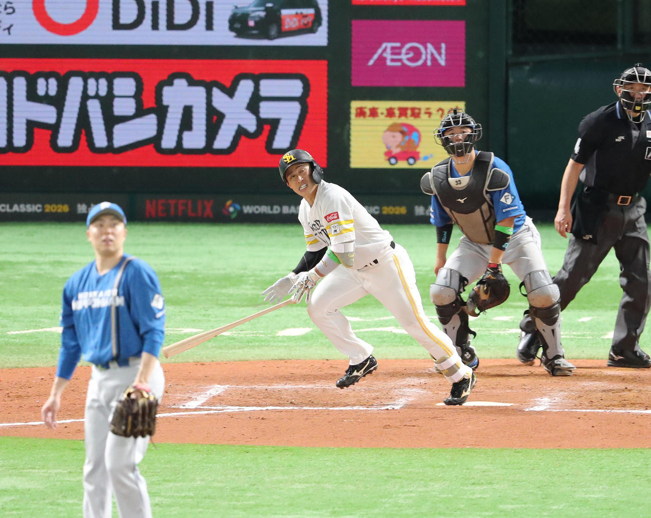 ソフトバンク対日本ハム　7回裏ソフトバンク無死、野村は左中間に先制本塁打を放つ（撮影・梅根麻紀）