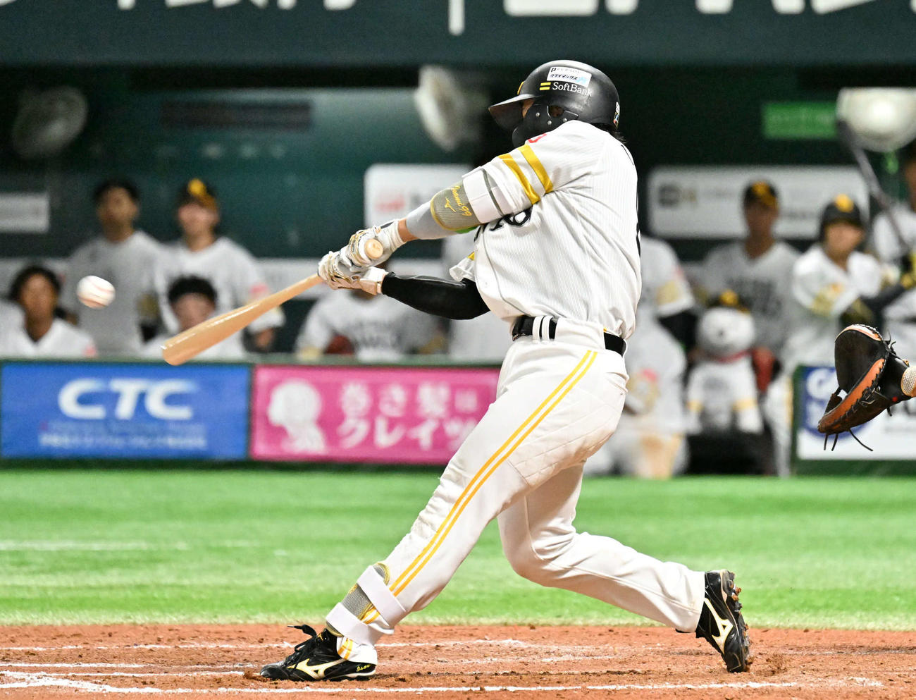 ソフトバンク対日本ハム　7回裏ソフトバンク無死、野村は先制本塁打を放つ（撮影・林敢治）