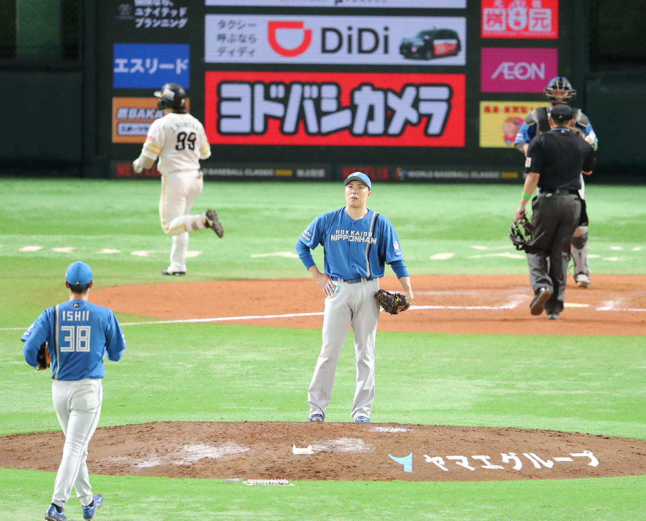 ソフトバンク対日本ハム　7回裏ソフトバンク無死、野村に左中間先制本塁打を浴びた田中（撮影・梅根麻紀）
