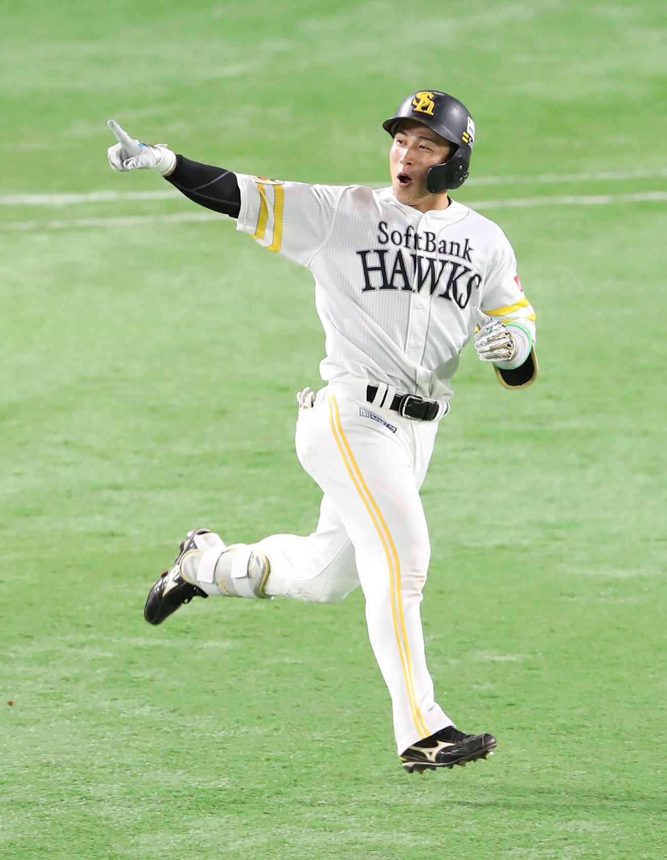 ソフトバンク対日本ハム　7回裏ソフトバンク無死、野村勇は左中間に先制本塁打を放ち笑顔でアピール（撮影・梅根麻紀）