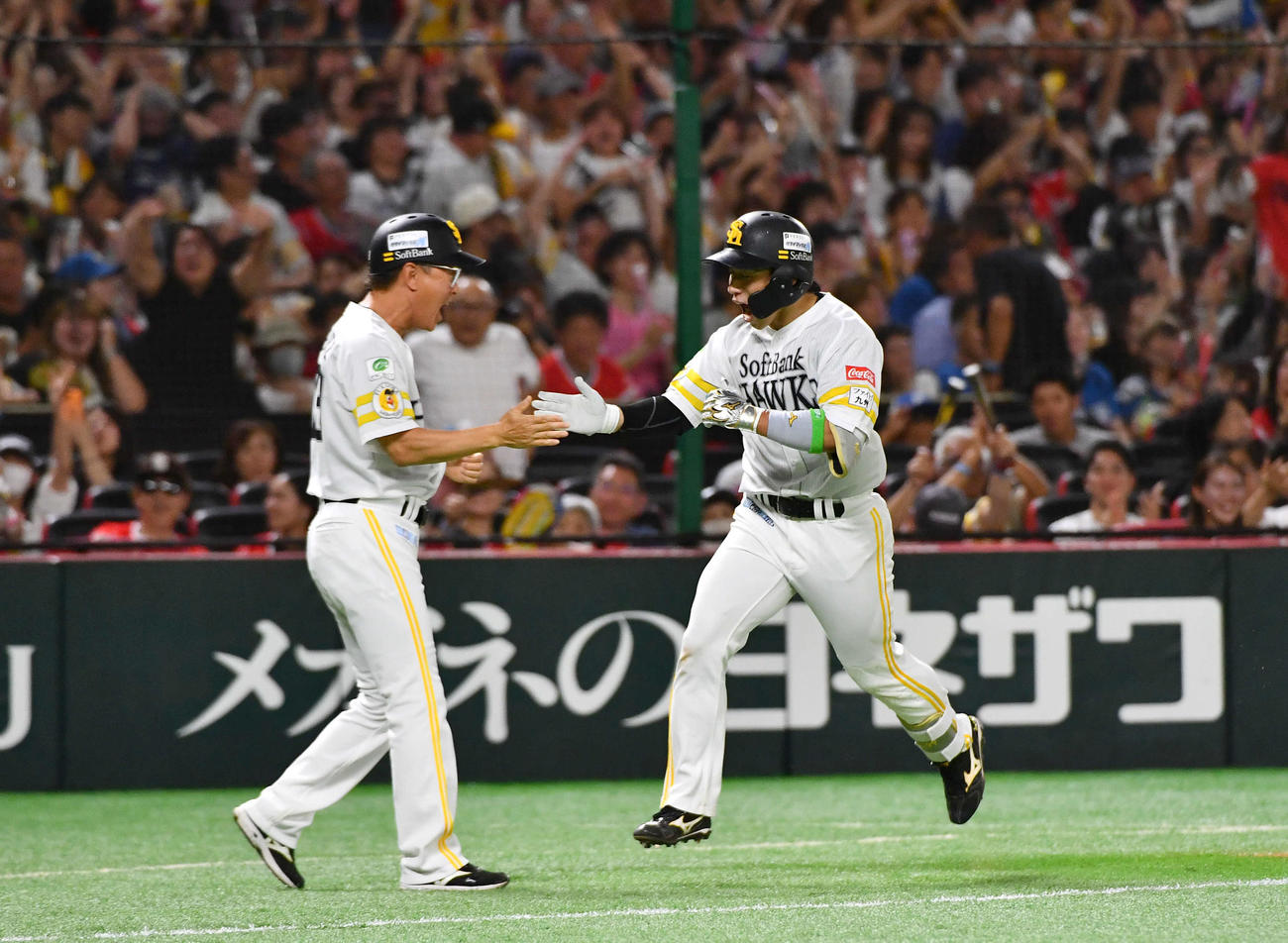 ソフトバンク対日本ハム　7回裏ソフトバンク無死、左中間へ先制本塁打を放った野村（右）は大西コーチとタッチを交わす（撮影・岩下翔太）