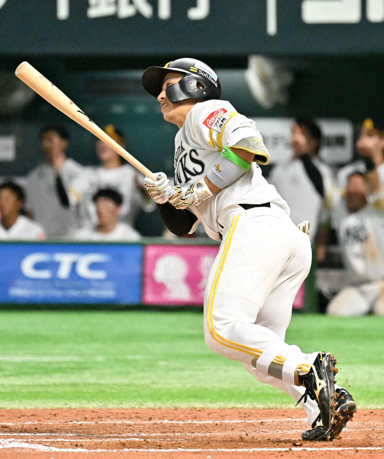 ソフトバンク対日本ハム　7回裏ソフトバンク無死、野村は先制本塁打を放つ（撮影・林敢治）