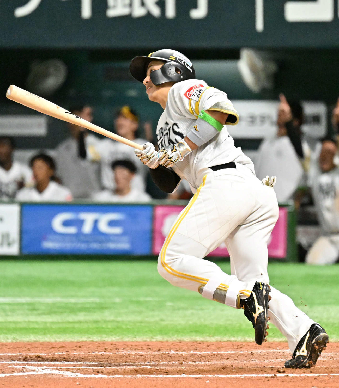 ソフトバンク対日本ハム　7回裏ソフトバンク無死、野村は先制本塁打を放つ（撮影・林敢治）