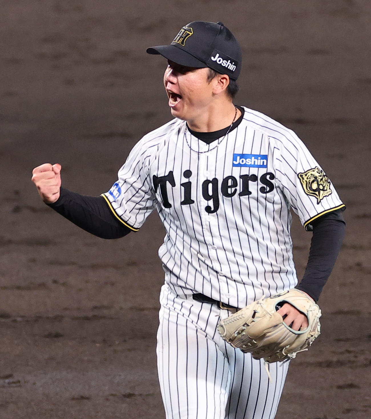阪神対DeNA 5回表DeNA12死一、三塁、山本を三ゴロに打ち取りガッツポーズをする村上（撮影・上田博志）
