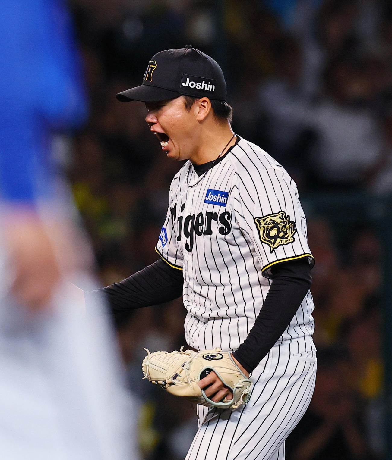 阪神対DeNA 5回表DeNA2死一、三塁、山本を三ゴロに打ち取りガッツポーズをする村上（撮影・藤尾明華）