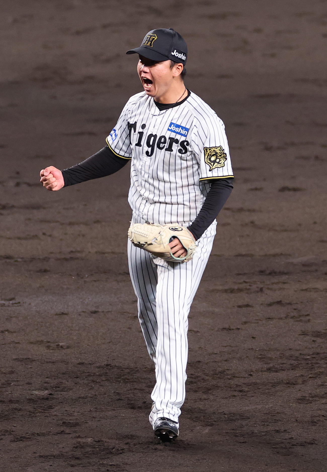 阪神対DeNA 5回表DeNA12死一、三塁、山本を三ゴロに打ち取りガッツポーズをする村上（撮影・上田博志）