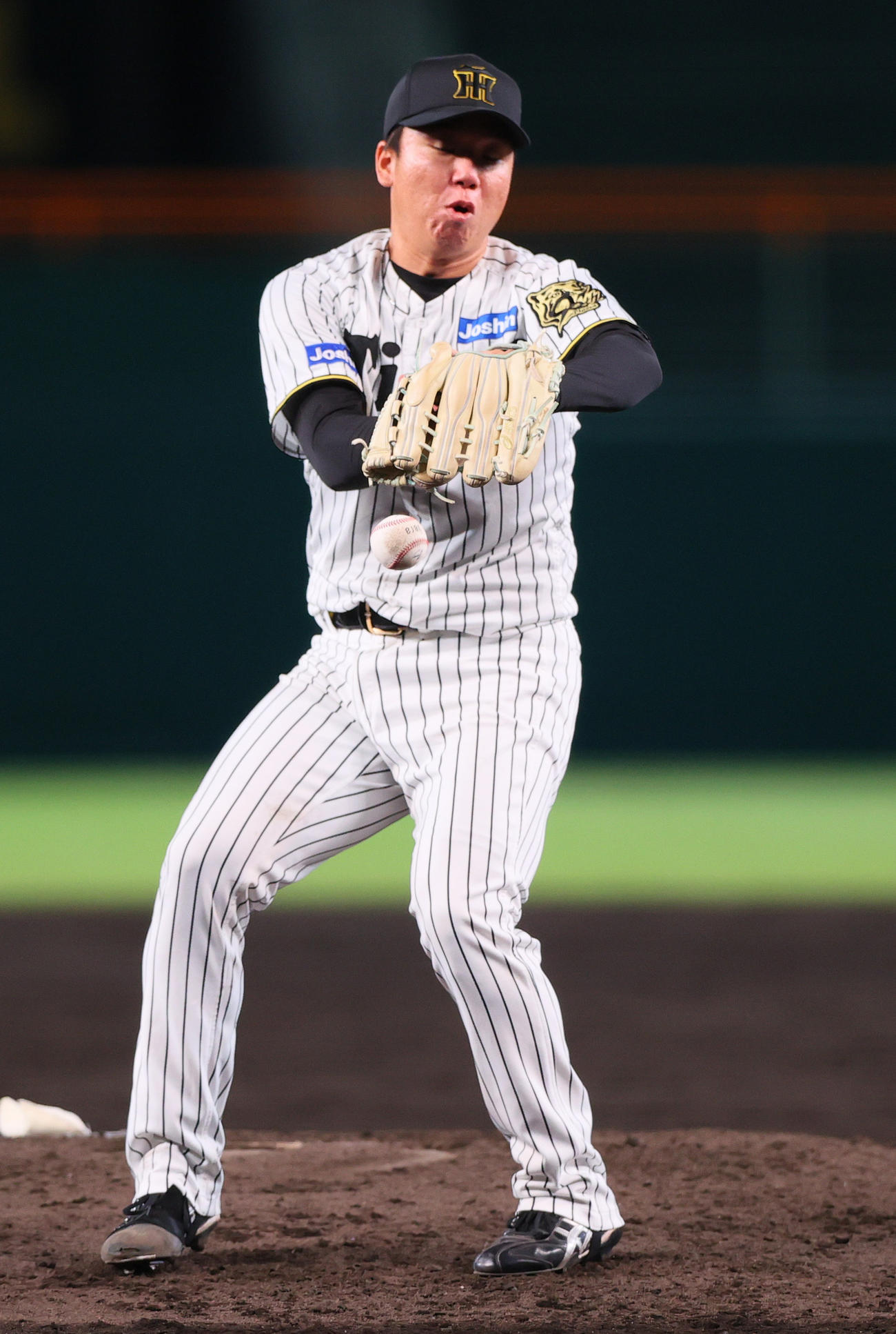 阪神対DeNA 5回表DeNA無死一塁、村上は佐野の投ゴロに反応する（撮影・上山淳一）