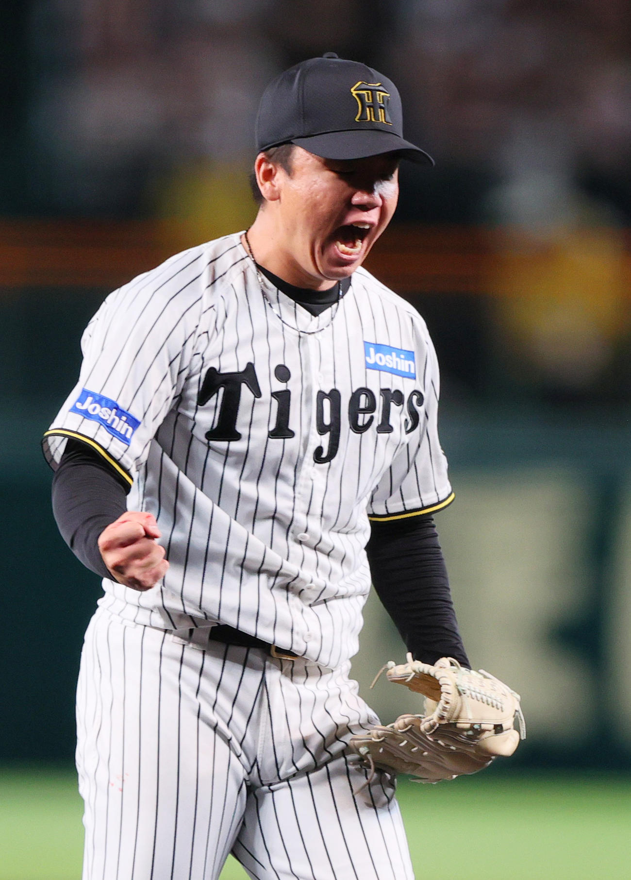 阪神対DeNA 5回表DeNA2死一、三塁、村上は山本を三ゴロに仕留めガッツポーズする（撮影・上山淳一）