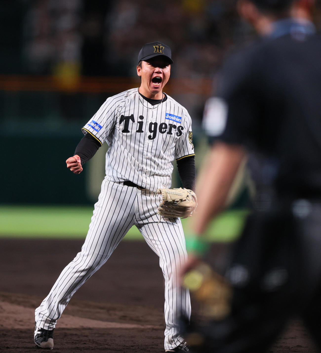 阪神対DeNA 5回表DeNA2死一、三塁、村上は山本を三ゴロに仕留めガッツポーズする（撮影・上山淳一）