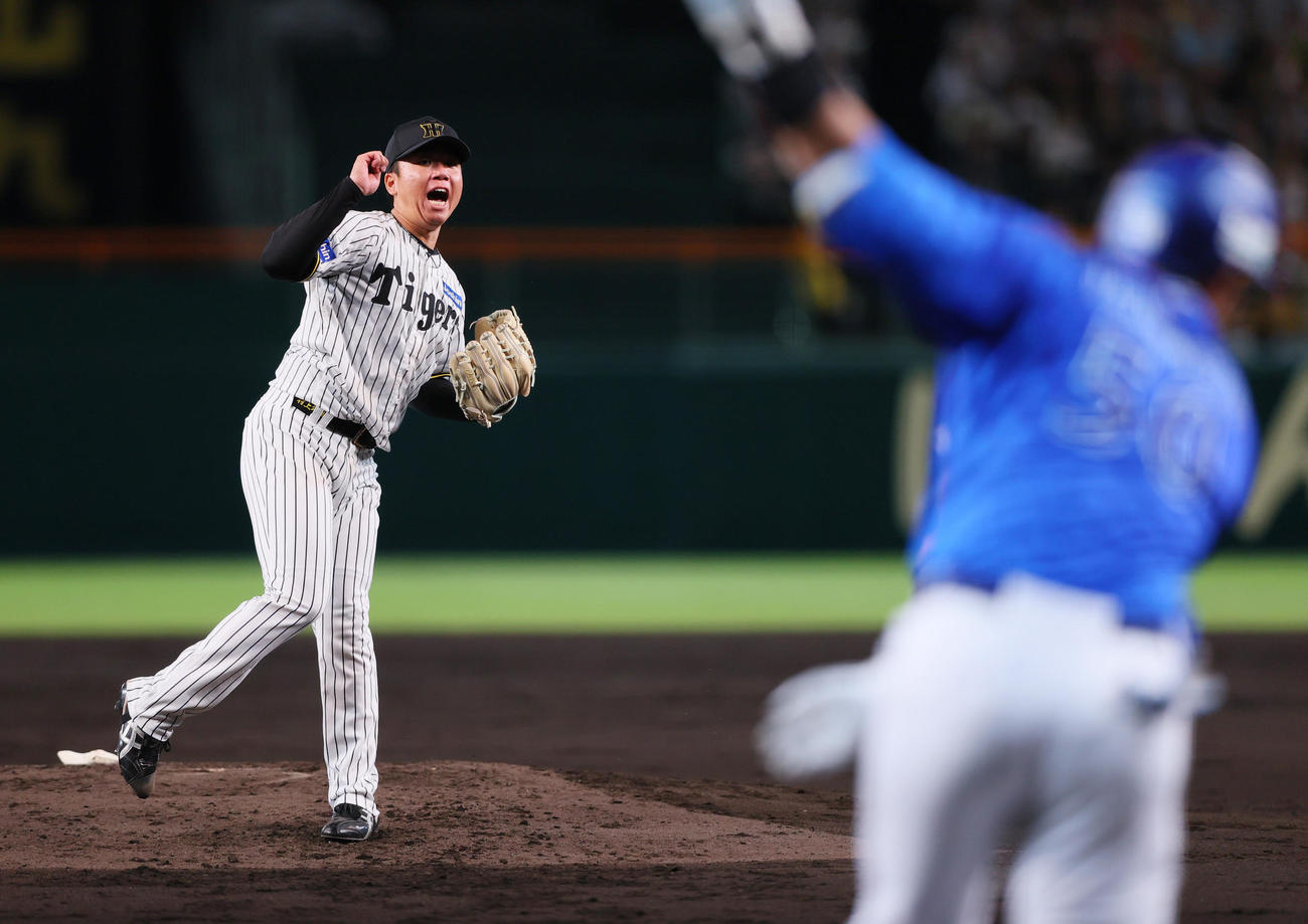 阪神対DeNA 3回表DeNA2死一、二塁、村上は山本を空振り三振に仕留める（撮影・上山淳一）