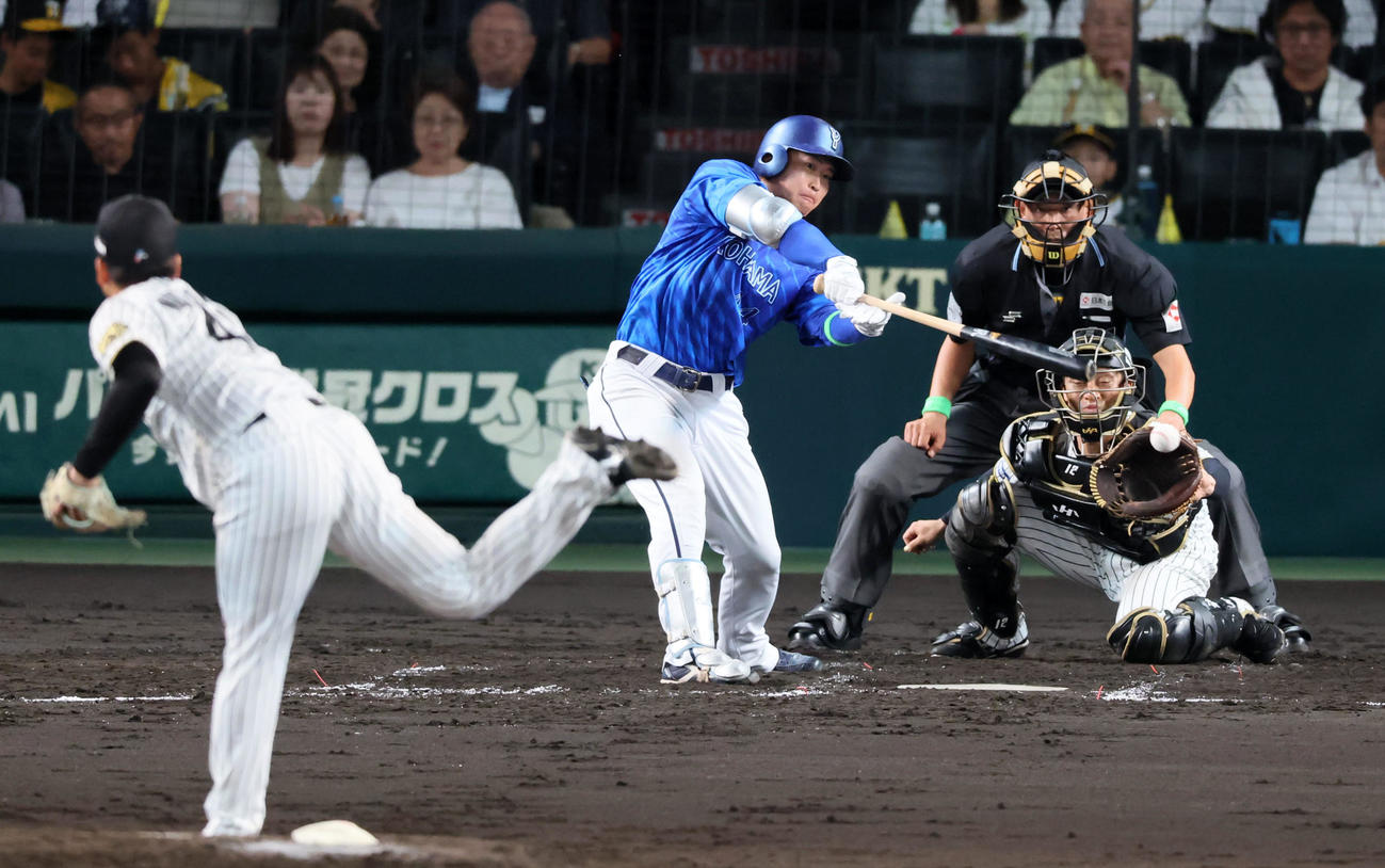 阪神対DeNA 4回表DeNA無死、石上は遊へ内野安打を放つ。投手村上（撮影・加藤哉）