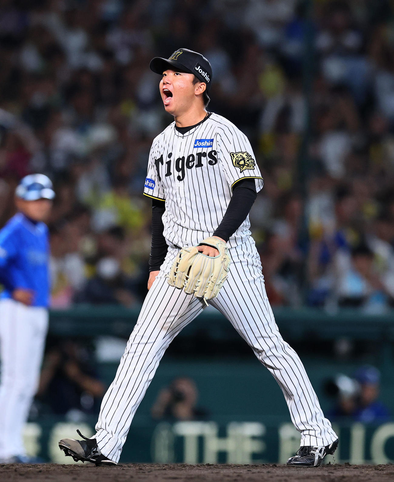 阪神対DeNA 4回表DeNA2死二塁、蝦名を三振に仕留めほえる村上（撮影・藤尾明華）