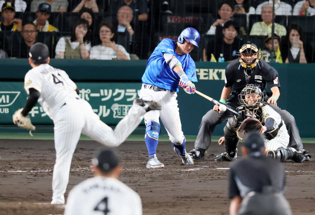 阪神対DeNA 5回表DeNA1死一塁、筒香は右前打を放つ。投手村上（撮影・加藤哉）