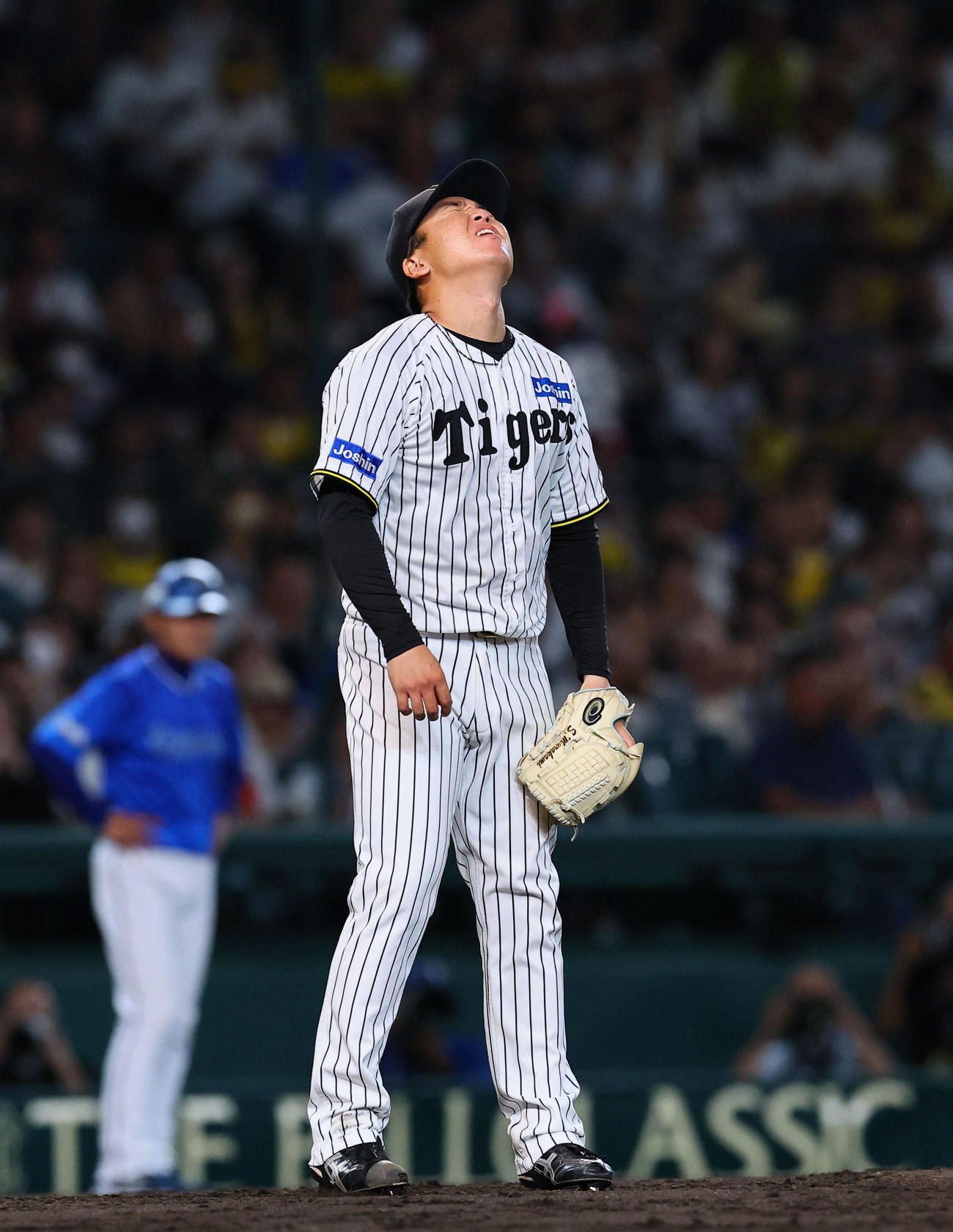 阪神対DeNA 5回表DeNA無死一塁、佐野を投ゴロに打ち取るも、併殺とならず天を仰ぐ村上（撮影・藤尾明華）