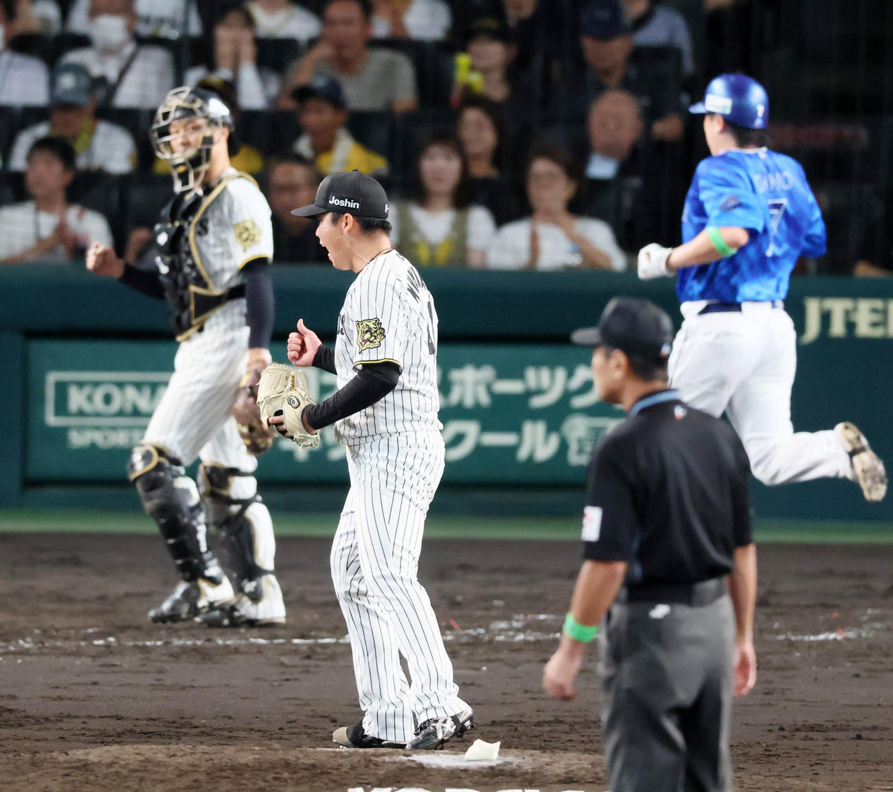 阪神対DeNA 5回表DeNA2死一、三塁、村上は山本を三ゴロに仕留めガッツポーズを見せる（撮影・加藤哉）