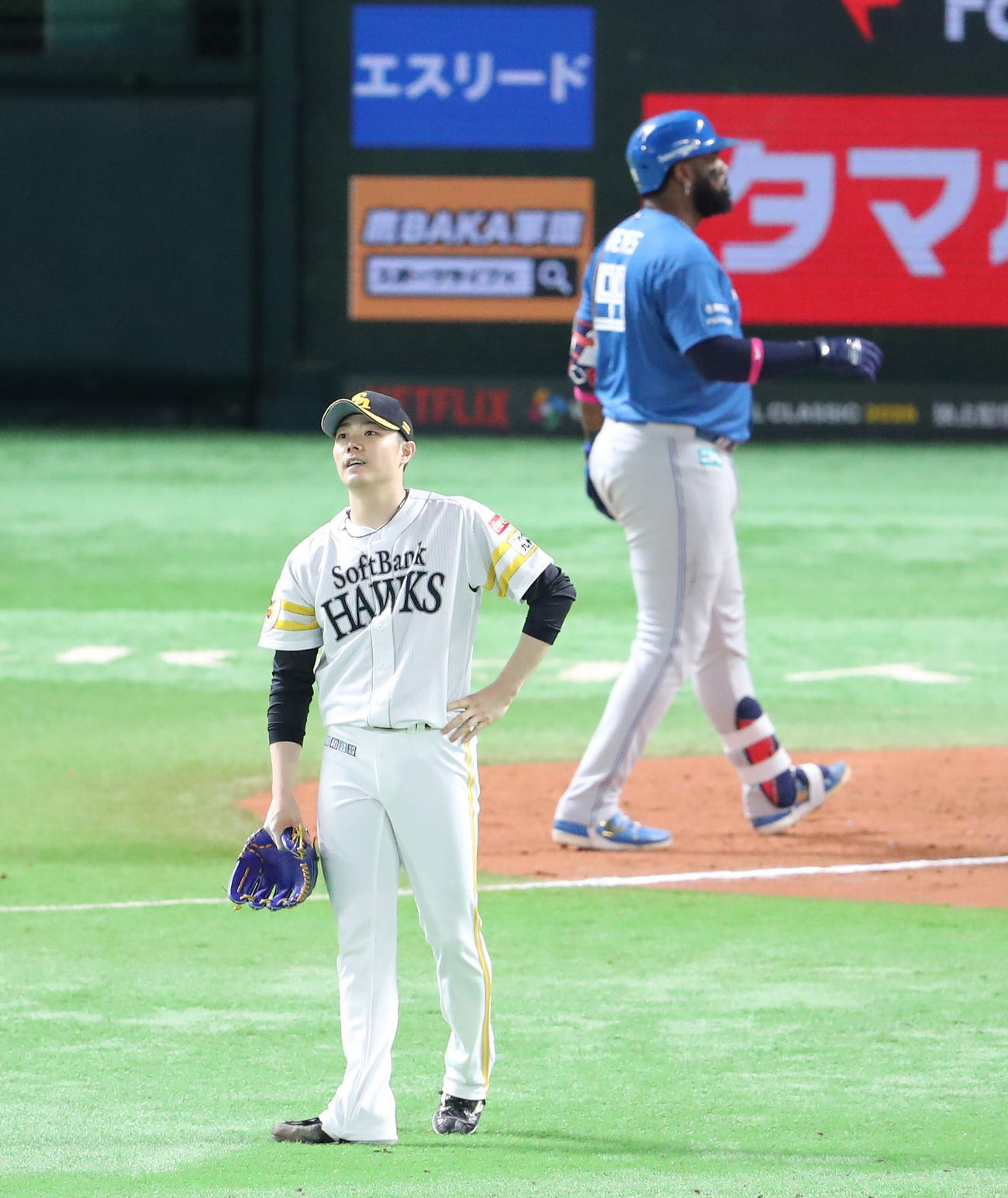 ソフトバンク対日本ハム　8回表日本ハム1死、レイエスに右中間同点本塁打を浴びた松本裕（撮影・梅根麻紀）