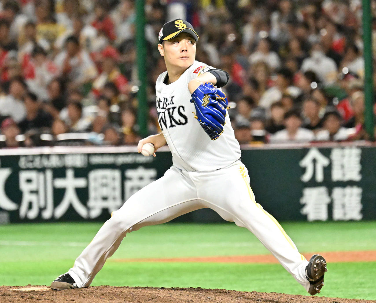 ソフトバンク対日本ハム　ソフトバンク2番手投手の松本裕（撮影・林敢治）