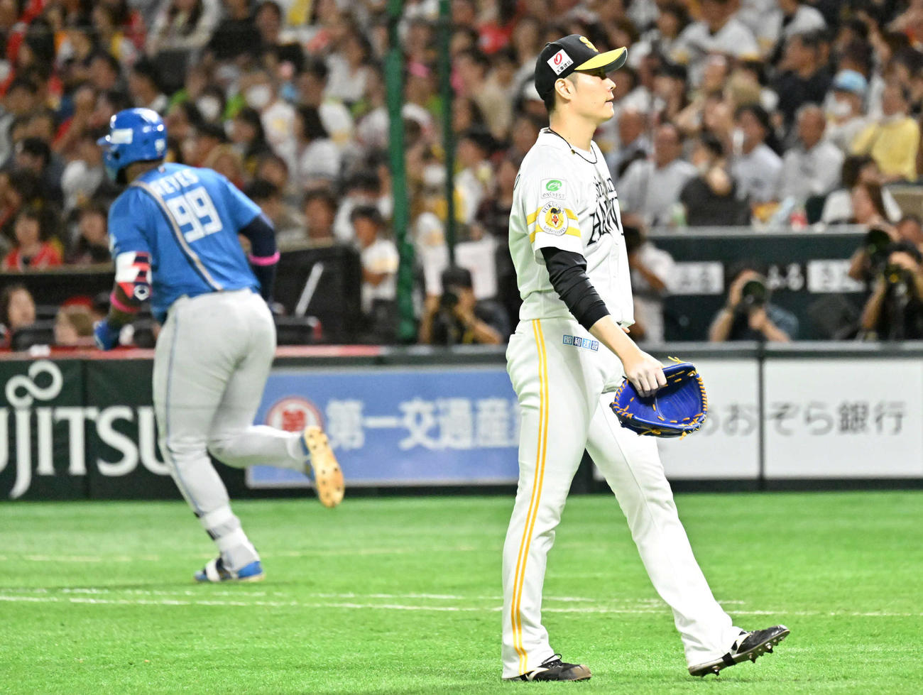 ソフトバンク対日本ハム　8回表日本ハム1死、松本裕（右）はレイエスに同点本塁打を許す（撮影・林敢治）