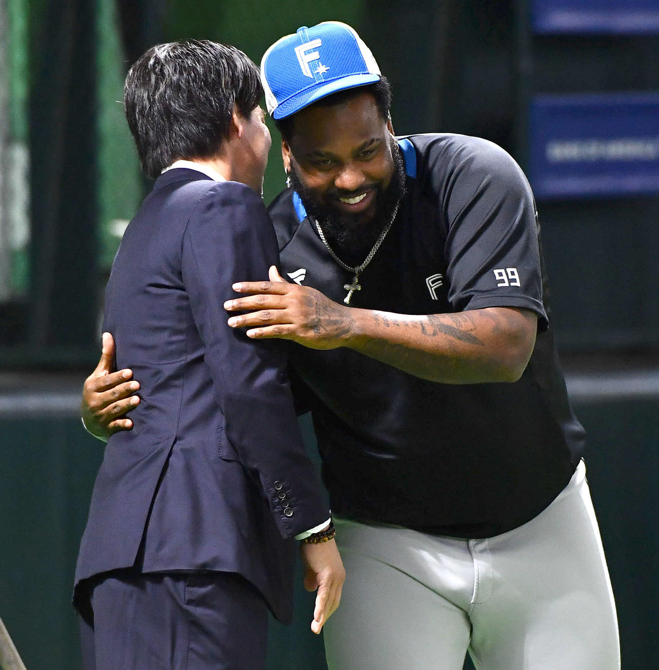 ソフトバンク対日本ハム　試合前、前田健太（左）と笑顔で抱き合う日本ハムのレイエス（撮影・岩下翔太）