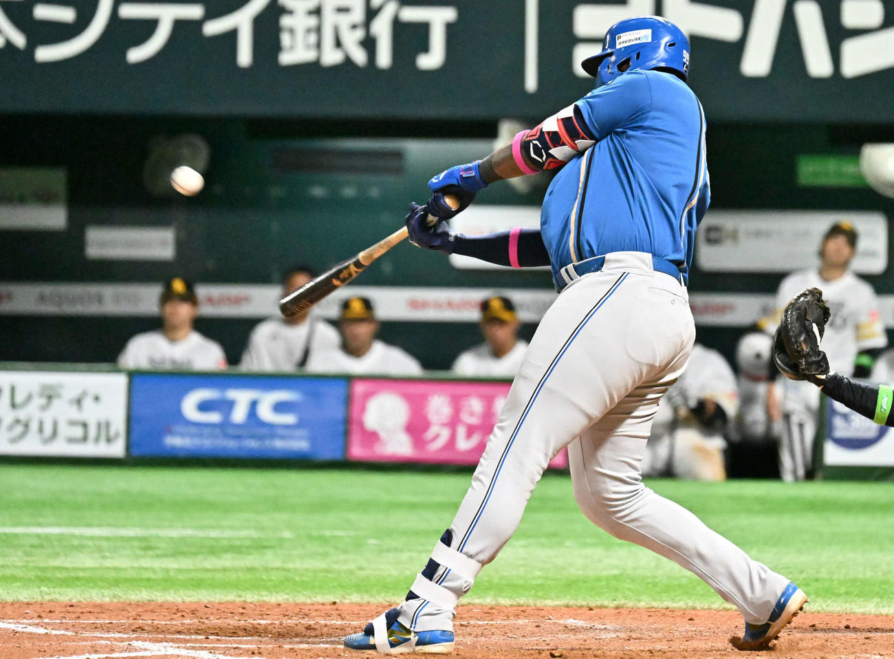 ソフトバンク対日本ハム　8回表日本ハム1死、レイエスは同点本塁打を放つ（撮影・林敢治）