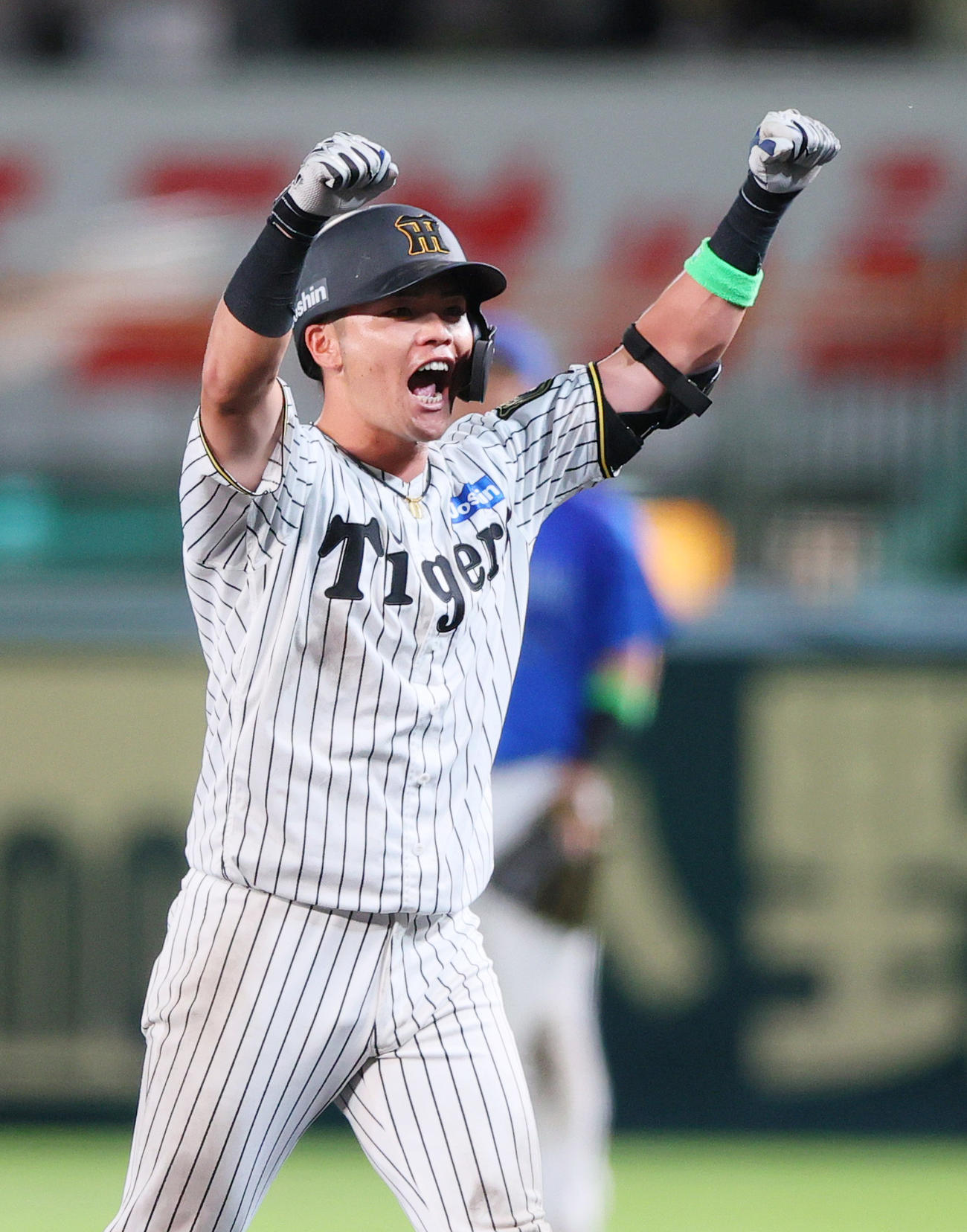 阪神対DeNA 6回裏阪神2死一、三塁、小野寺は右前適時打を放ちベンチに向かってガッツポーズする（撮影・上山淳一）