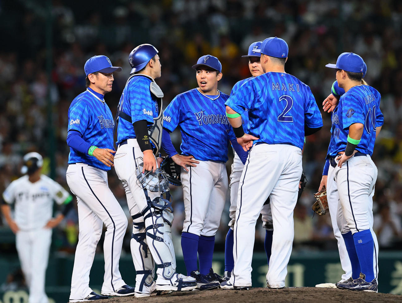 阪神対DeNA 6回途中、マウンドで三浦監督（左端）に声をかけられ降板するDeNA東（左から3人目）（撮影・藤尾明華）