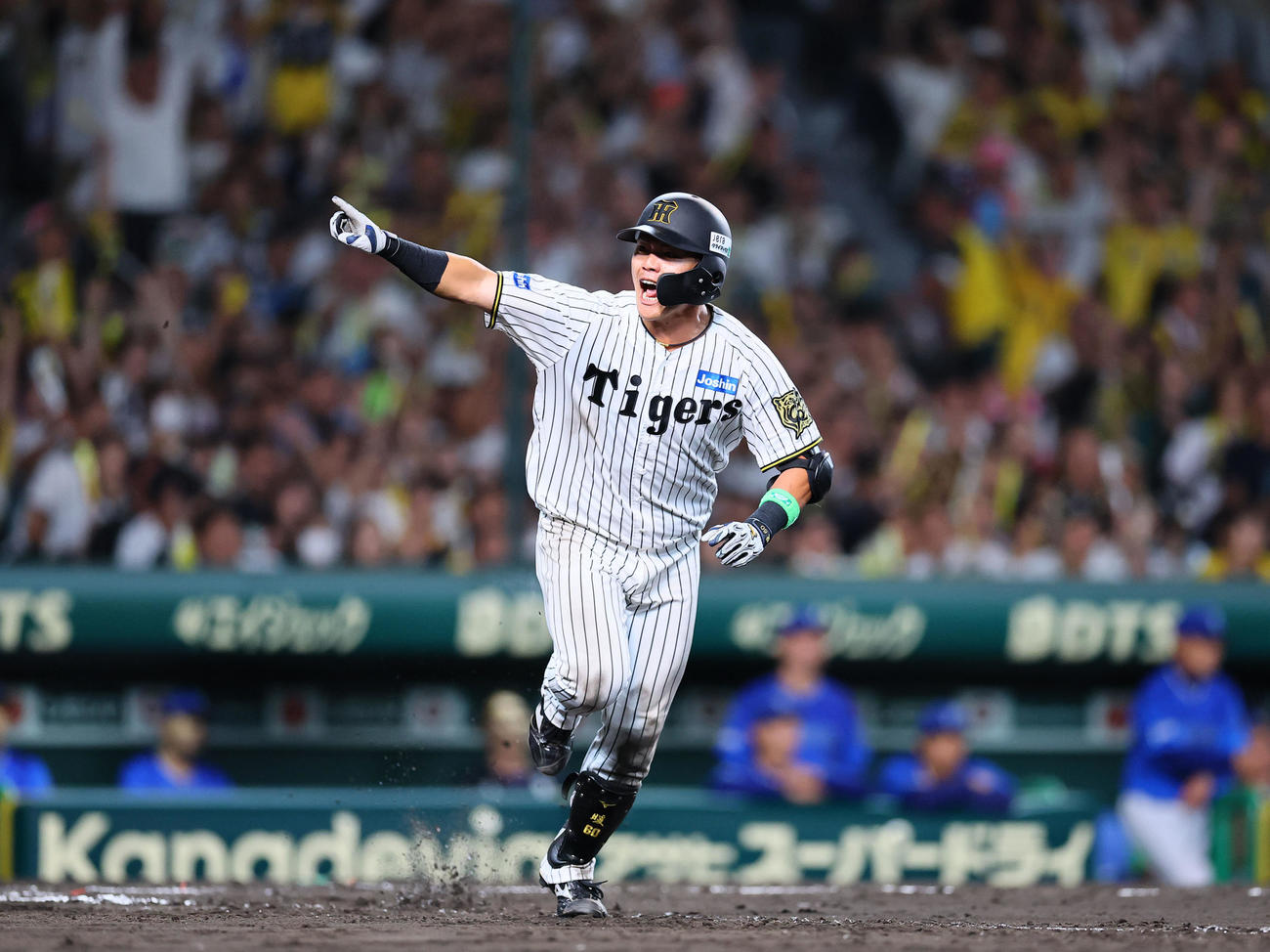 阪神対DeNA 6回裏阪神2死一、三塁、小野寺は右前適時打を放ちベンチを指さす（撮影・藤尾明華）