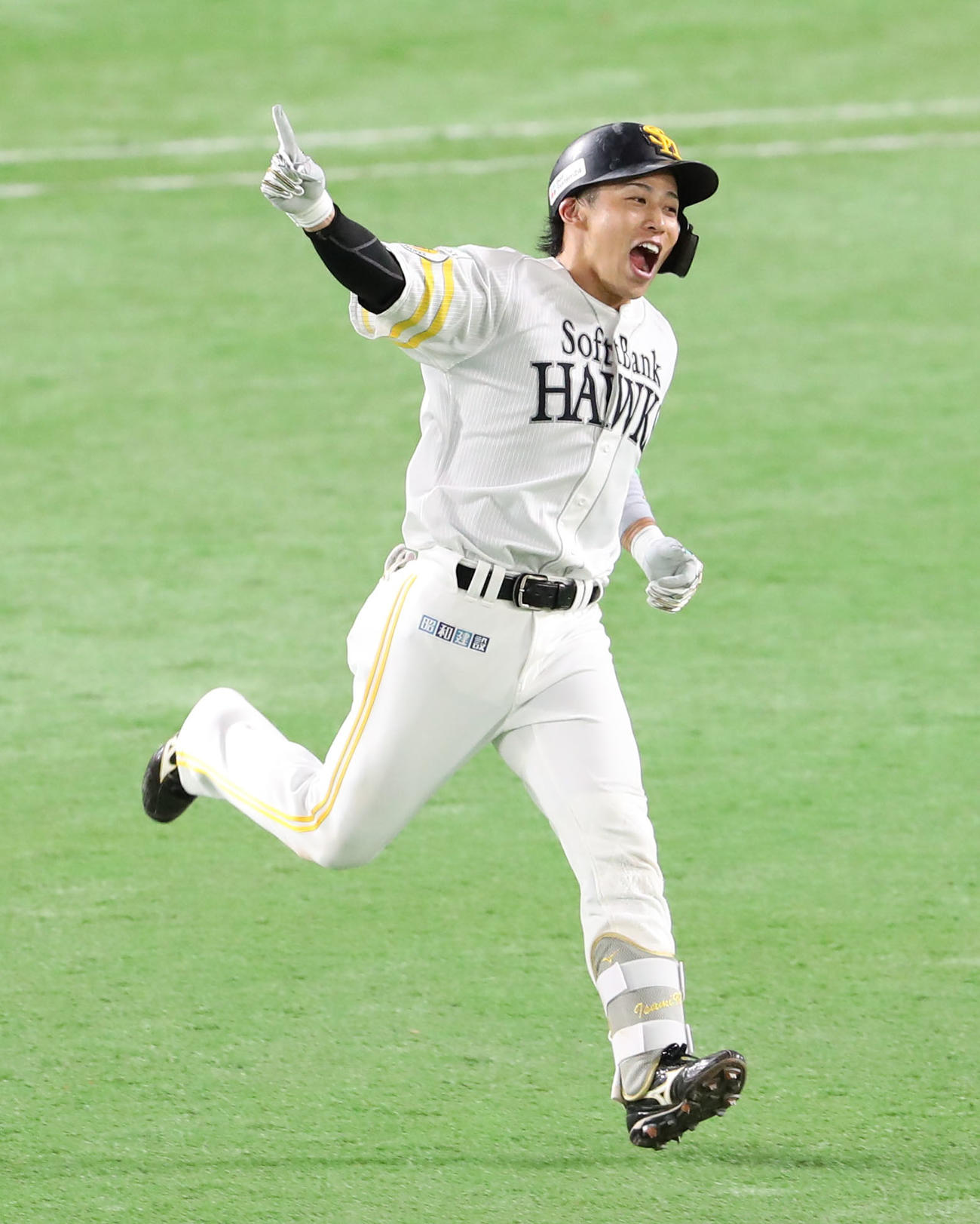 ソフトバンク対日本ハム　7回裏ソフトバンク無死、野村勇は左中間に先制本塁打を放ち笑顔でアピール（撮影・梅根麻紀）