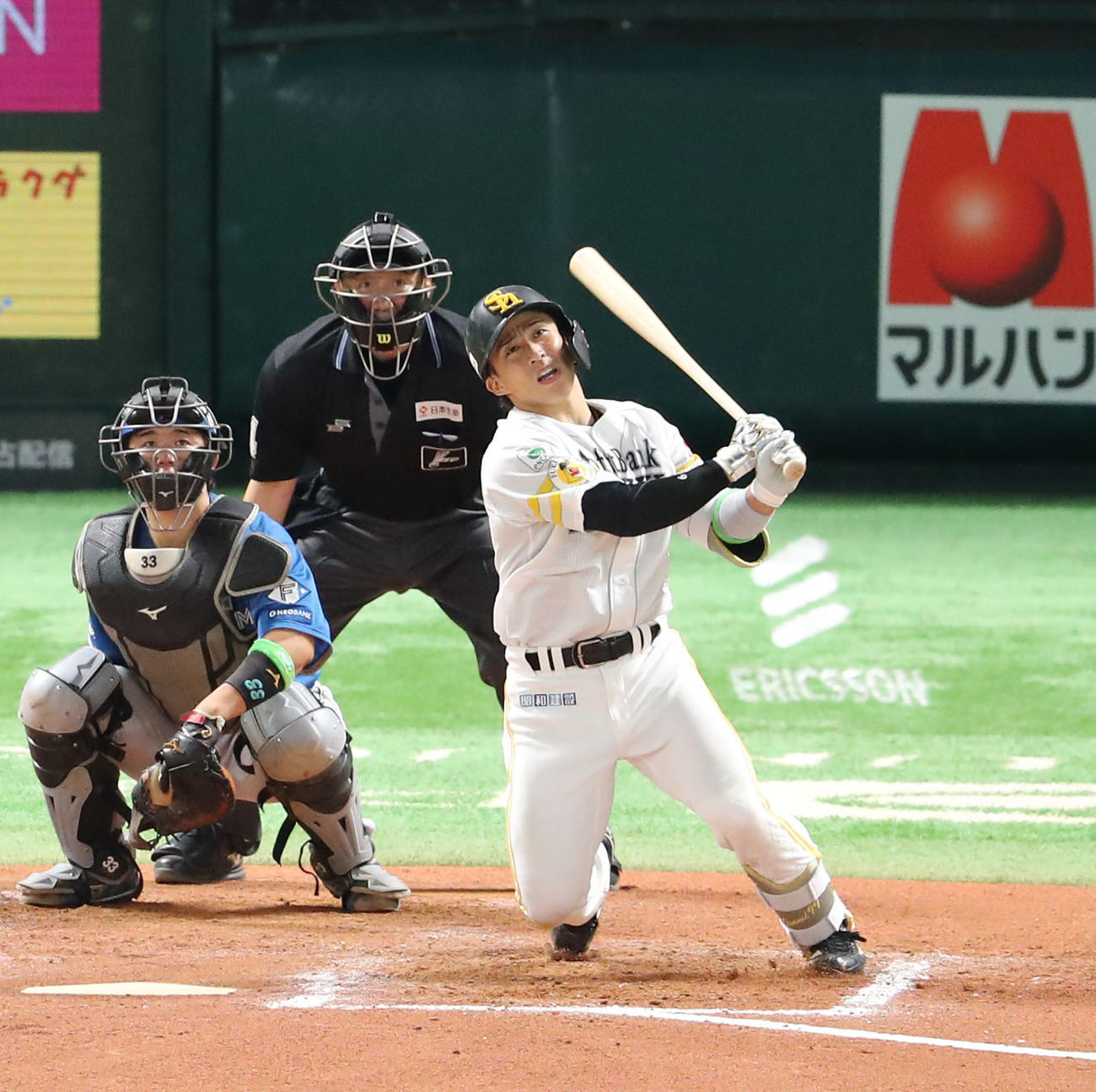 ソフトバンク対日本ハム　7回裏ソフトバンク無死、野村は左中間に先制本塁打を放つ（撮影・梅根麻紀）