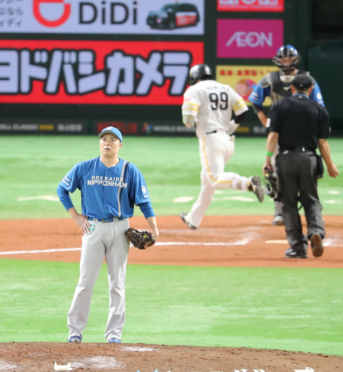ソフトバンク対日本ハム　7回裏ソフトバンク無死、野村に左中間先制本塁打を浴びた田中（撮影・梅根麻紀）