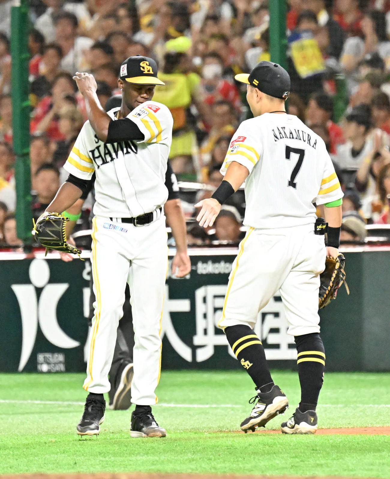 ソフトバンク対日本ハム　6回表日本ハム1死、清宮を一ゴロに仕留めタッチを交わすモイネロ（左）と中村（撮影・林敢治）