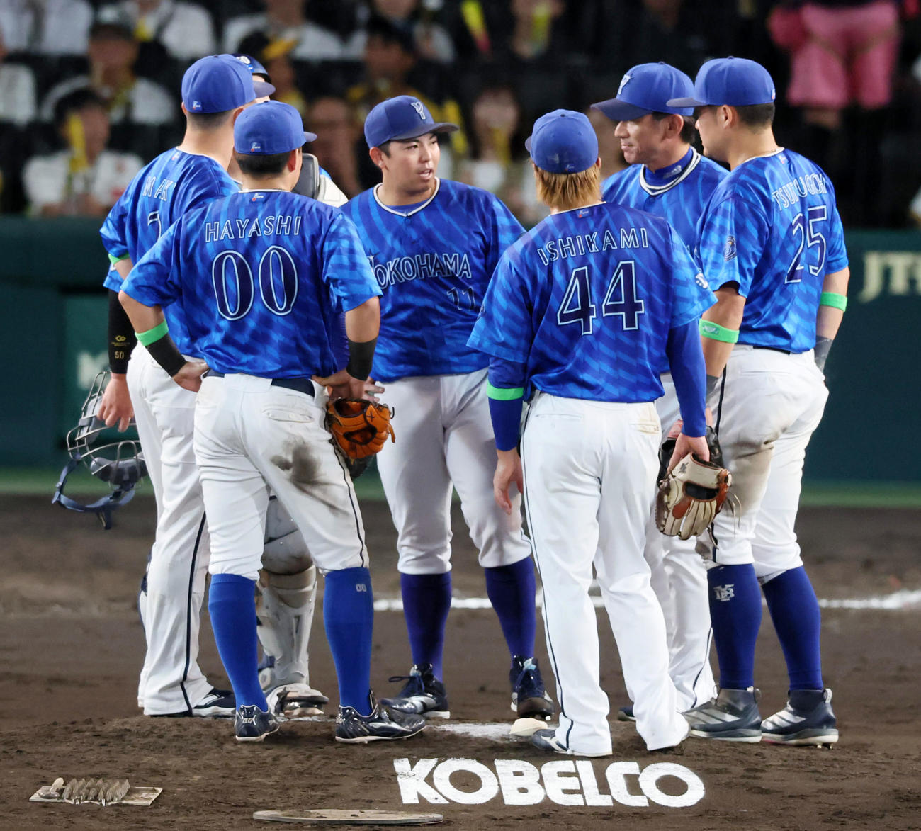 阪神対DeNA 6回裏阪神2死一、二塁、打者坂本を迎え東(中央）に降板を告げる三浦監督（撮影・加藤哉）