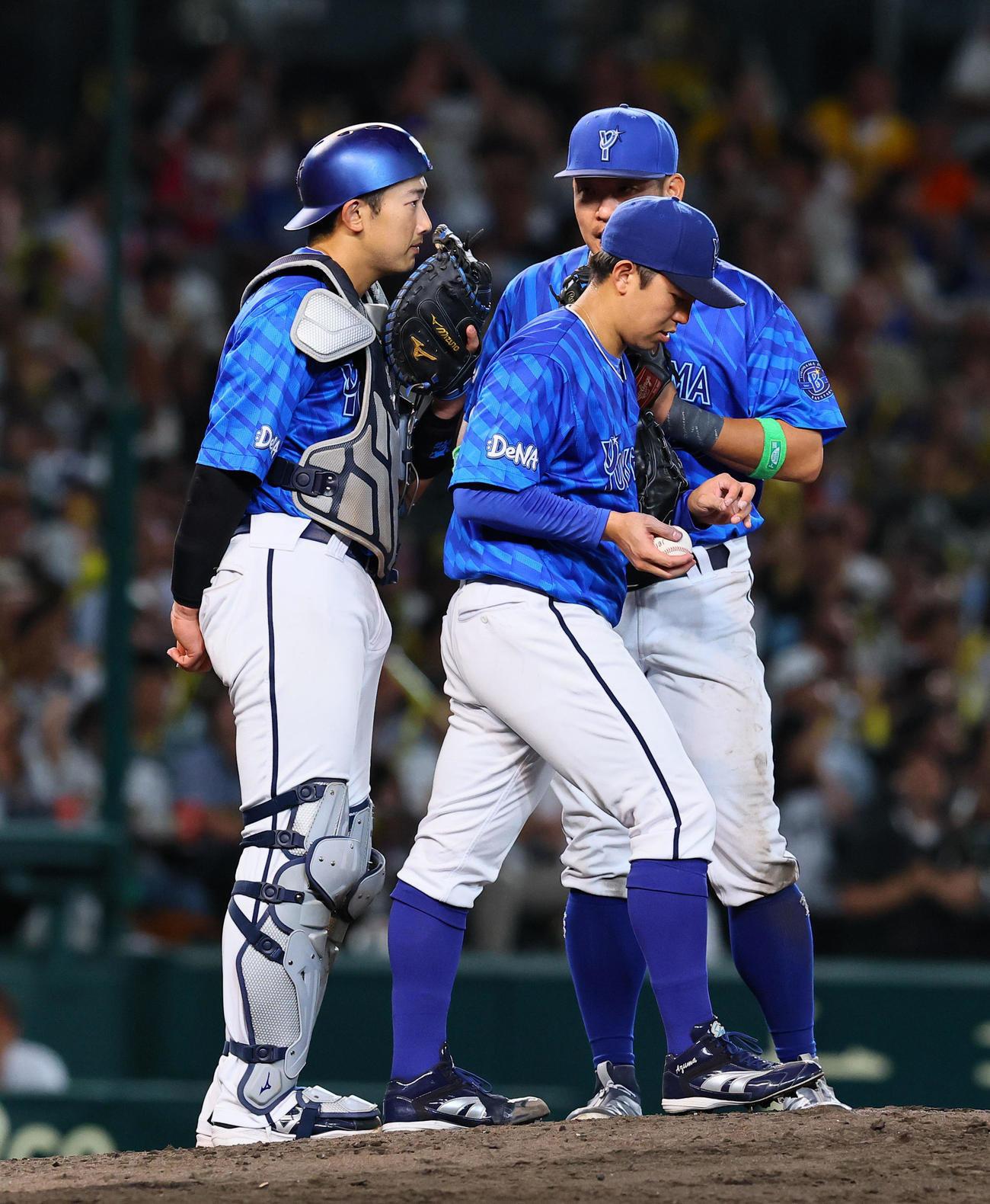 阪神対DeNA 6回裏阪神1死三塁、森下に先制適時打を許した東（中央）（撮影・藤尾明華）