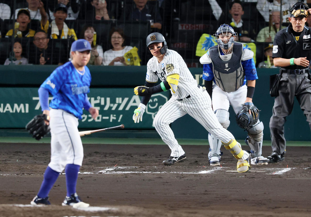 阪神対DeNA 6回裏阪神1死三塁、森下は中前適時打を放つ。投手東（撮影・加藤哉）
