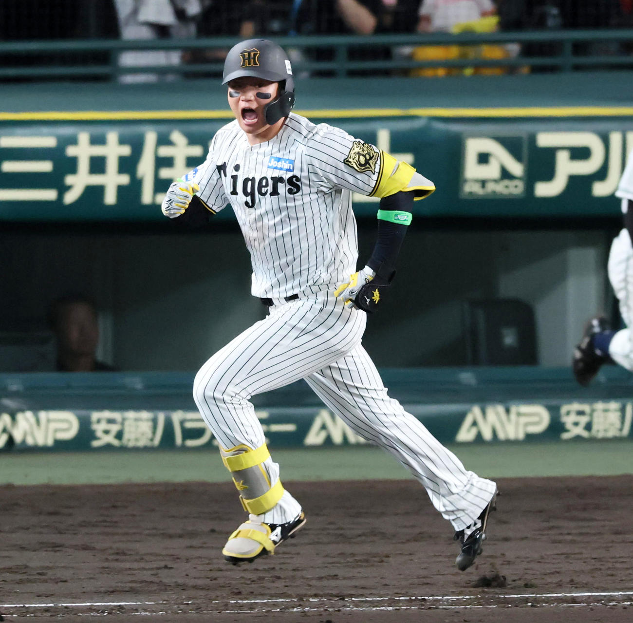 阪神対DeNA 6回裏阪神1死三塁、森下は中前適時打を放ちガッツポーズを見せる（撮影・加藤哉）