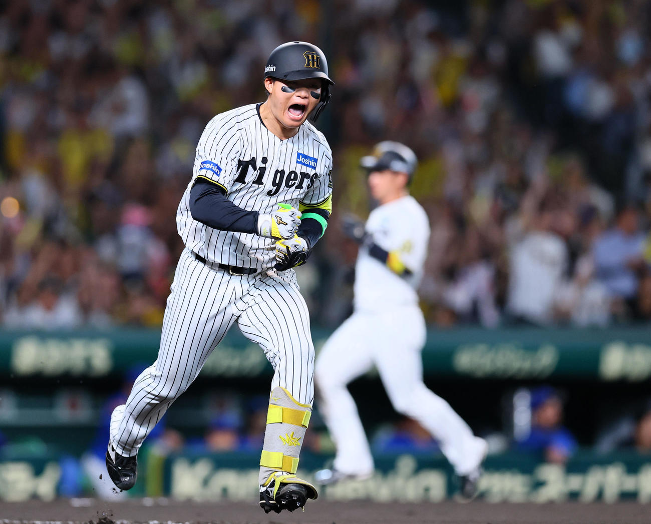 阪神対DeNA 6回裏阪神1死三塁、森下は中前に先制適時打を放ちガッツポーズをする（撮影・藤尾明華）