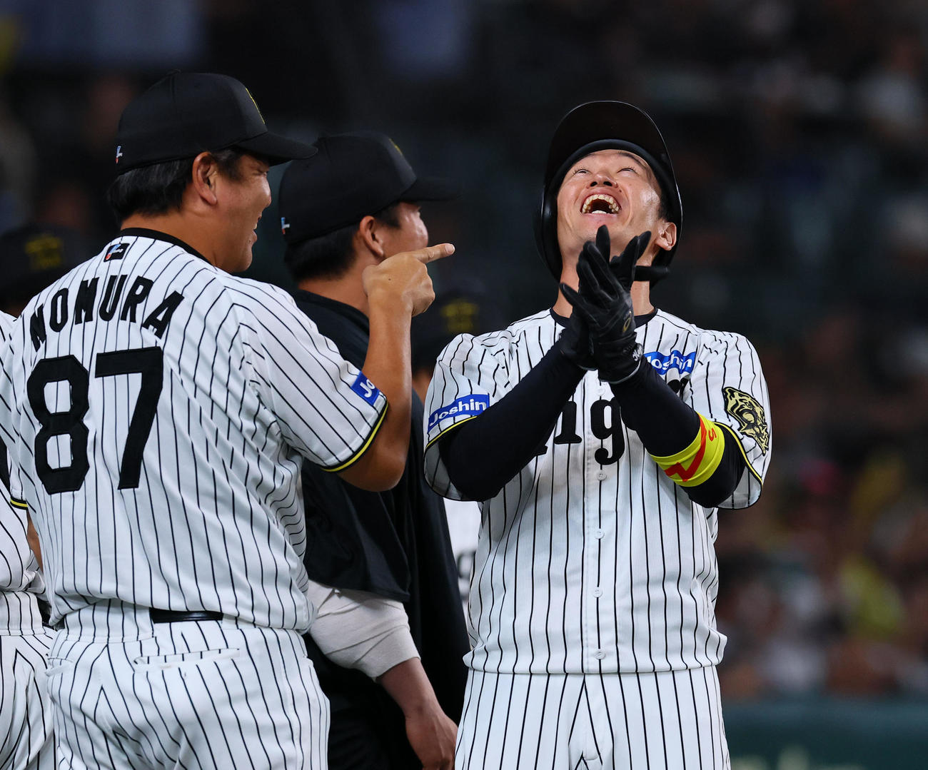 阪神対DeNA 6回裏阪神1死三塁、森下の先制適時打で生還しナインとタッチを交わし、手を合わせ空を見上げる近本（撮影・藤尾明華）