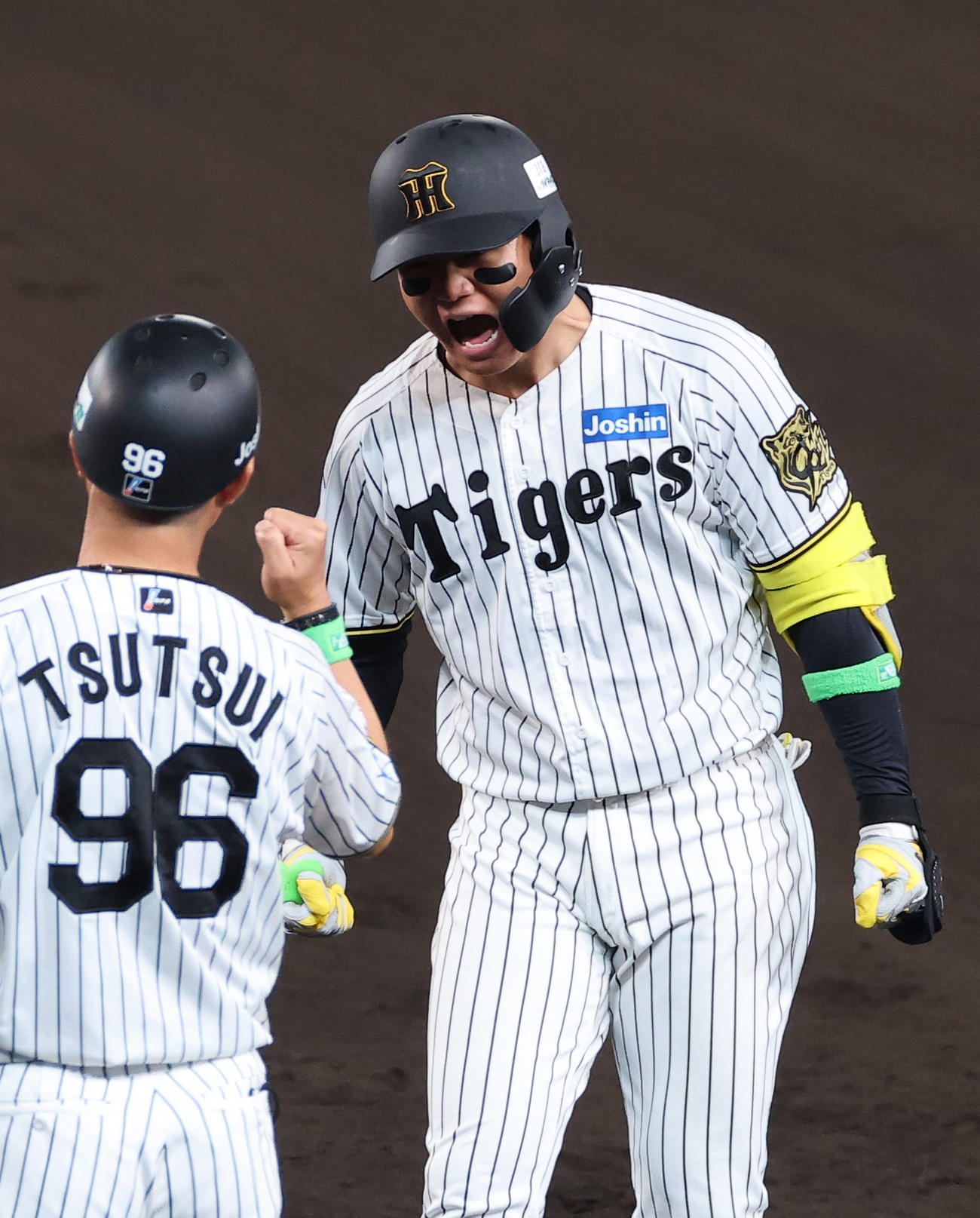 阪神対DeNA 6回裏阪神1死三塁、先制適時打を放った森下は雄たけびをあげる（撮影・上田博志）