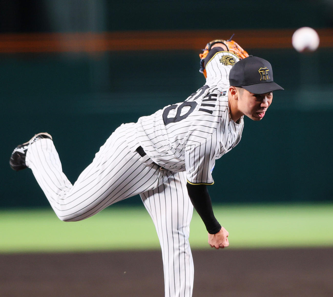 阪神対DeNA 7回表途中、及川に代わって石井が登板する（撮影・上山淳一）
