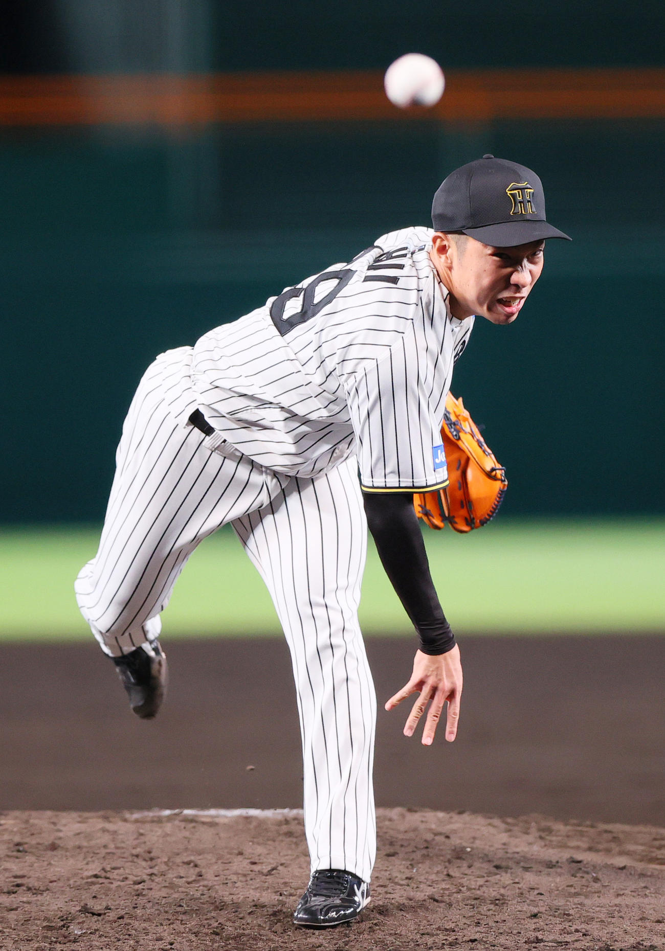 阪神対DeNA 7回表途中、及川に代わって石井が登板する（撮影・上山淳一）