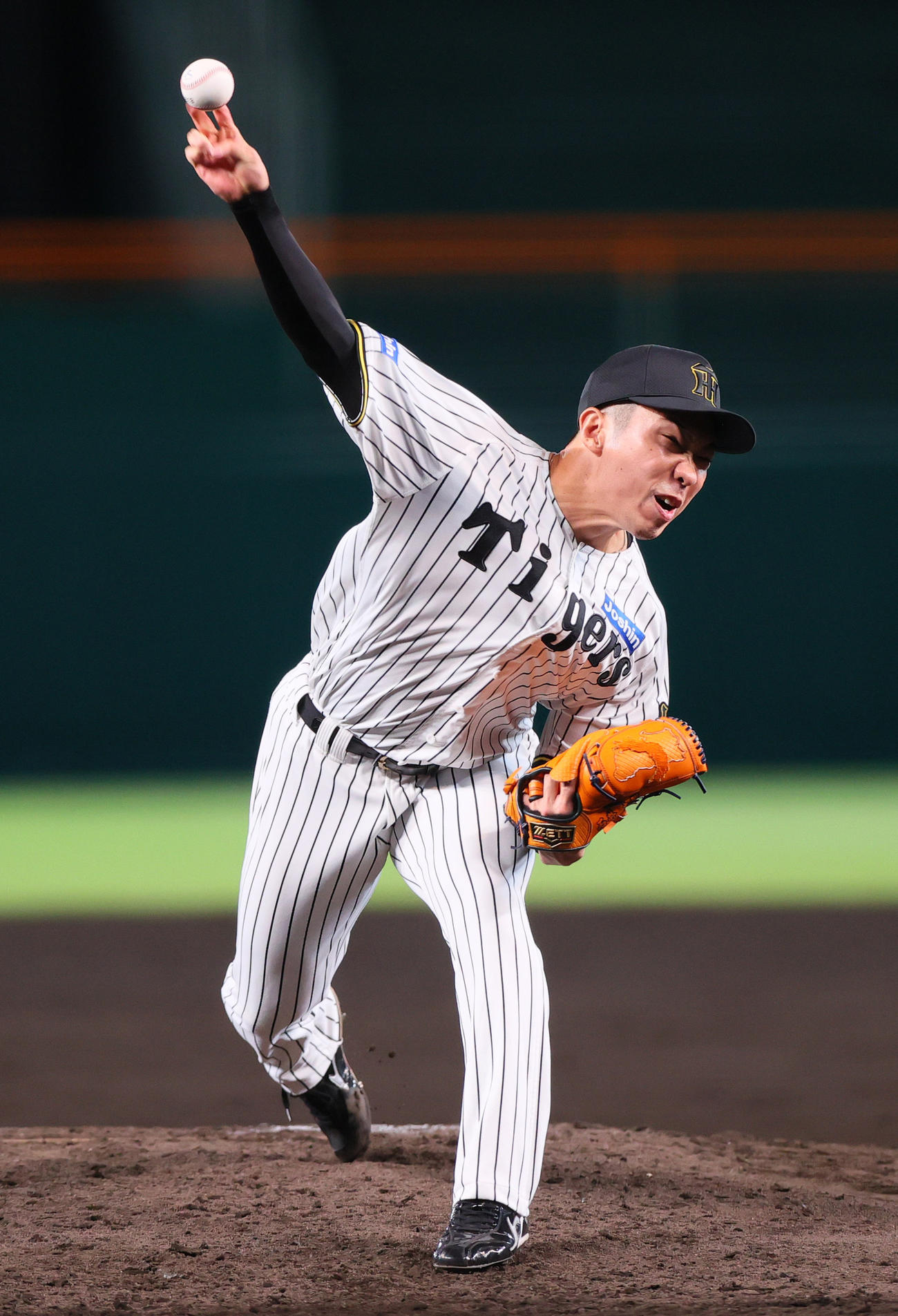 阪神対DeNA 7回表途中、及川に代わって石井が登板する（撮影・上山淳一）