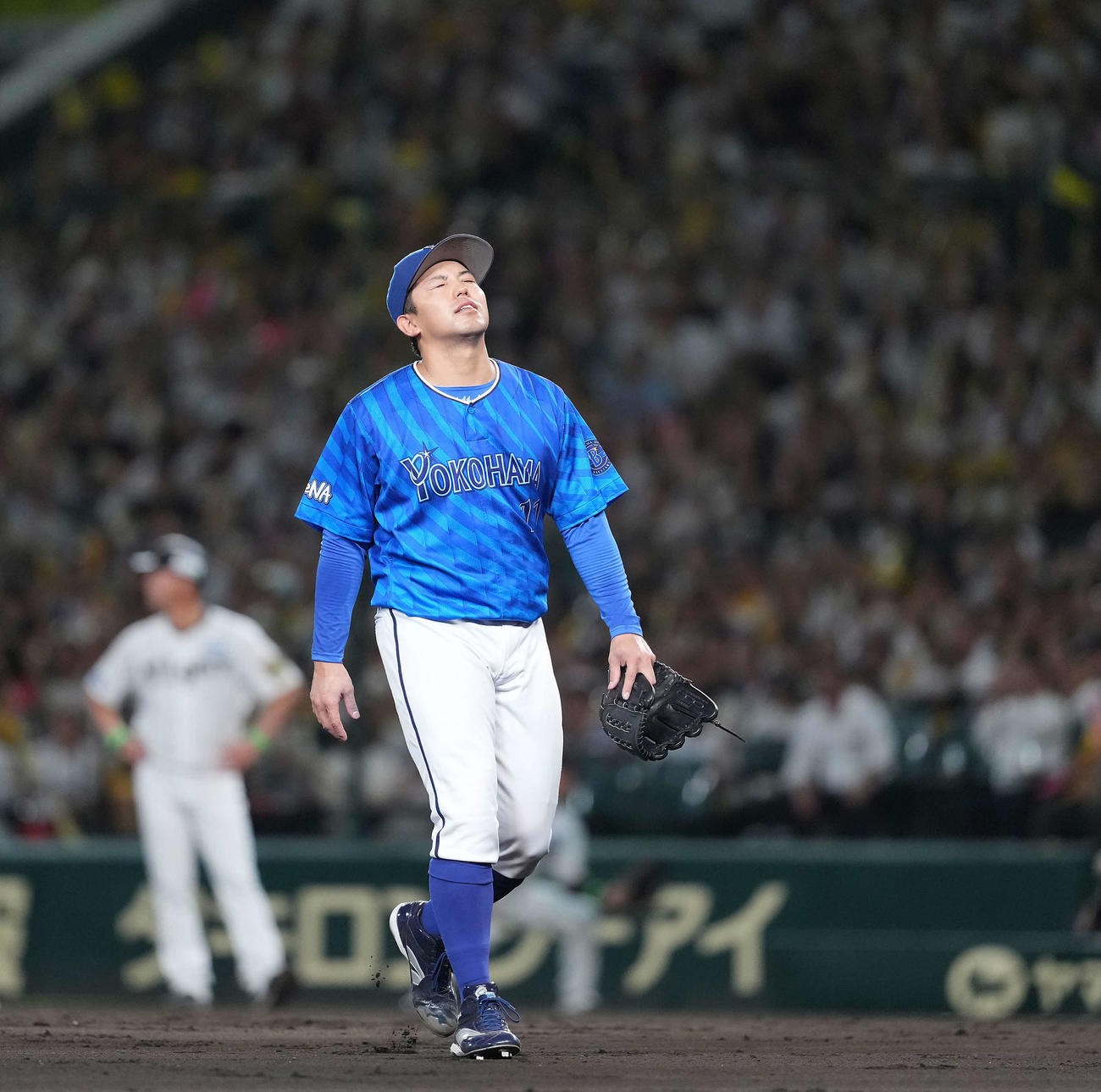 阪神対DeNA 6回途中でマウンドを降りるDeNAの先発東（撮影・たえ見朱実）