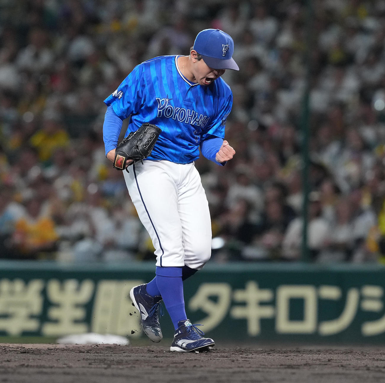 阪神対DeNA 5回裏、ピンチを脱しガッツポーズを決めるDeNAの先発東（撮影・たえ見朱実）