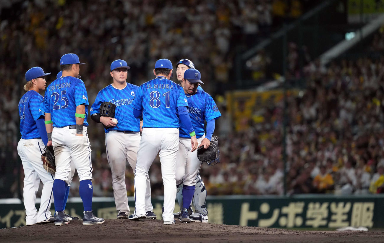 阪神対DeNA 6回途中でマウンドを降りるDeNAの先発東（撮影・たえ見朱実）