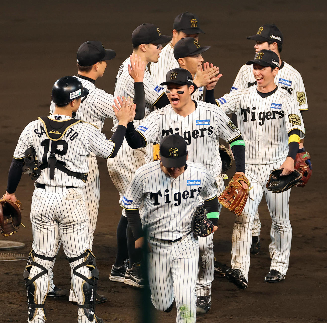 阪神対DeNA DeNAに勝利し笑顔でハイタッチする森下（中央）と近本（右）（撮影・上田博志）